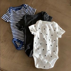 3 Newborn Bodysuits